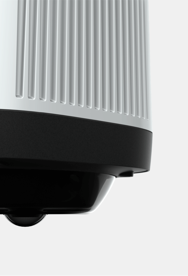 Nahaufnahme der schwarz-weißen, bauchigen 360° Panomera W8 Videokamera von Dallmeier mit Rillen in der Oberfläche.