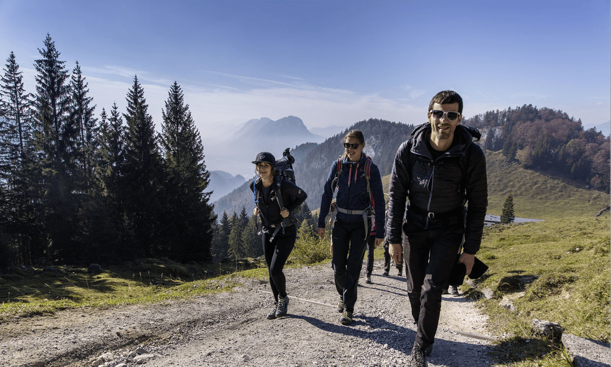 Unsere Kollegen Svenja, Catharina und Camillo steigen  beim Imago Wandertag den Berg hinauf.