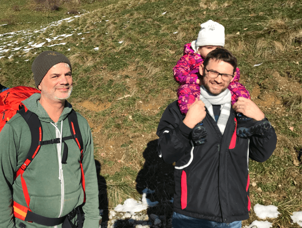 Unsere Kollegen Stefan und Evgeny (mit Tochter) beim Aufstieg zur hauseigenen Berghütte.