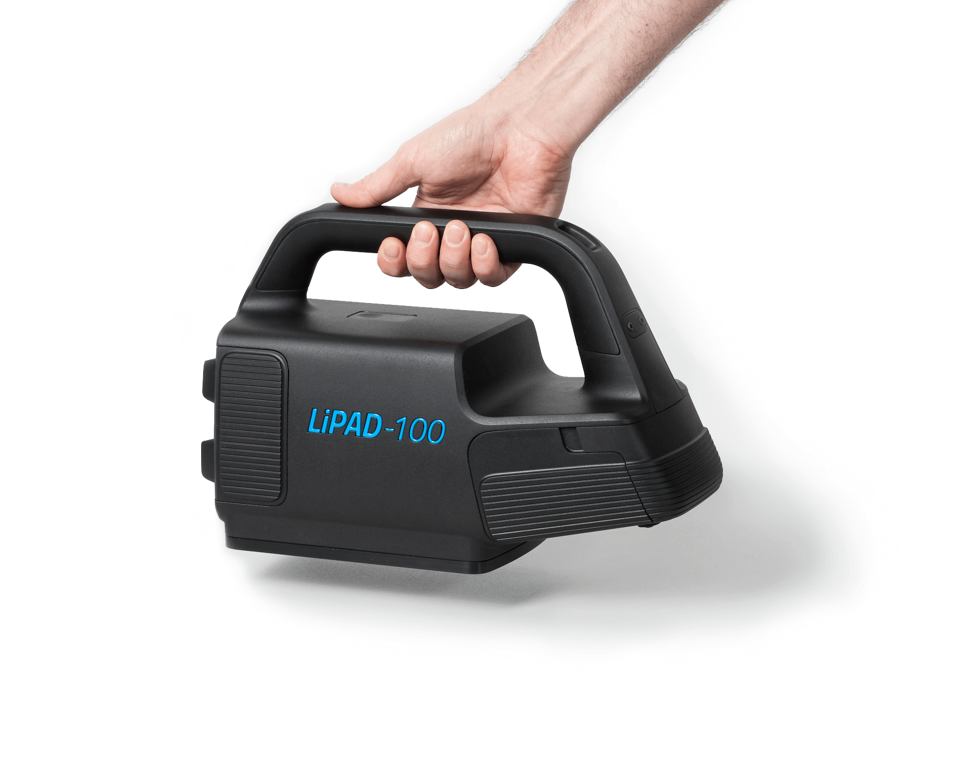 Das Messgerät LiPAD®-100 von LITEF wird von einer Hand, von oben, ins Bild gehalten. Das Gerät ist schwarz und hat einen blauen 'LiPAD®-100'-Schriftzug .